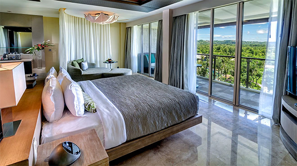 リンバ ジンバラン バリ バイ アヤナのリゾートビュースイートのベッドルーム