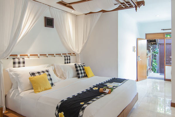 レギャンビーチホテルの2ベッドルームデラックスプールヴィラのベッドルーム