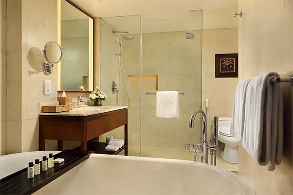 パドマ リゾート バリ アット レギャンのデラックスルームのバスルーム