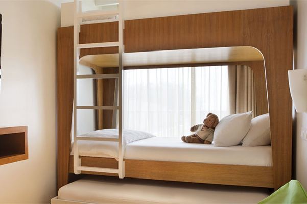 パドマ リゾート バリ アット レギャンのファミリールームの2段ベッド