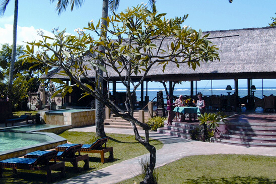 ペニダビュービーチホテルのレストランとプール