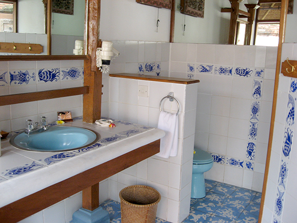 タンジュンサリ　ビレッジバンガローのバスルーム