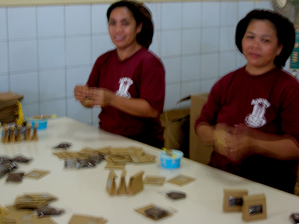バタフライ・グローブ・ブランドのコーヒー工場でのスタッフ作業